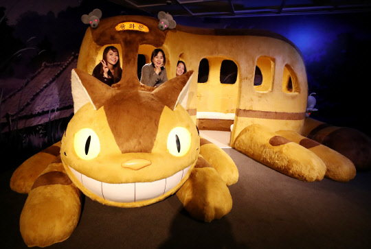 4일 오후 서울 종로구 세종문화회관 미술관에서 열린 '스튜디오지브리 대박람회 - 나우시카에서 마니까지' 전시 개막식에서 참석자들이 만화 '토토로'의 고양이버스에서 기념촬영을 하고 있다. 해외 최초로 열린 이번 전시는 2018년 3월 2일까지 개최된다.